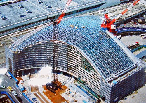 金沢駅前東広場アルミトラス構造物。ストラット材には弊社の摩擦接合技術が採用されています。