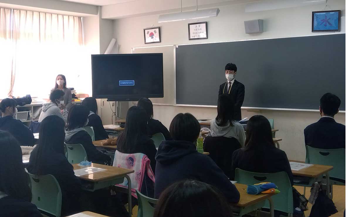 President Hamada gave a lecture at Osaka Kongo International High School.