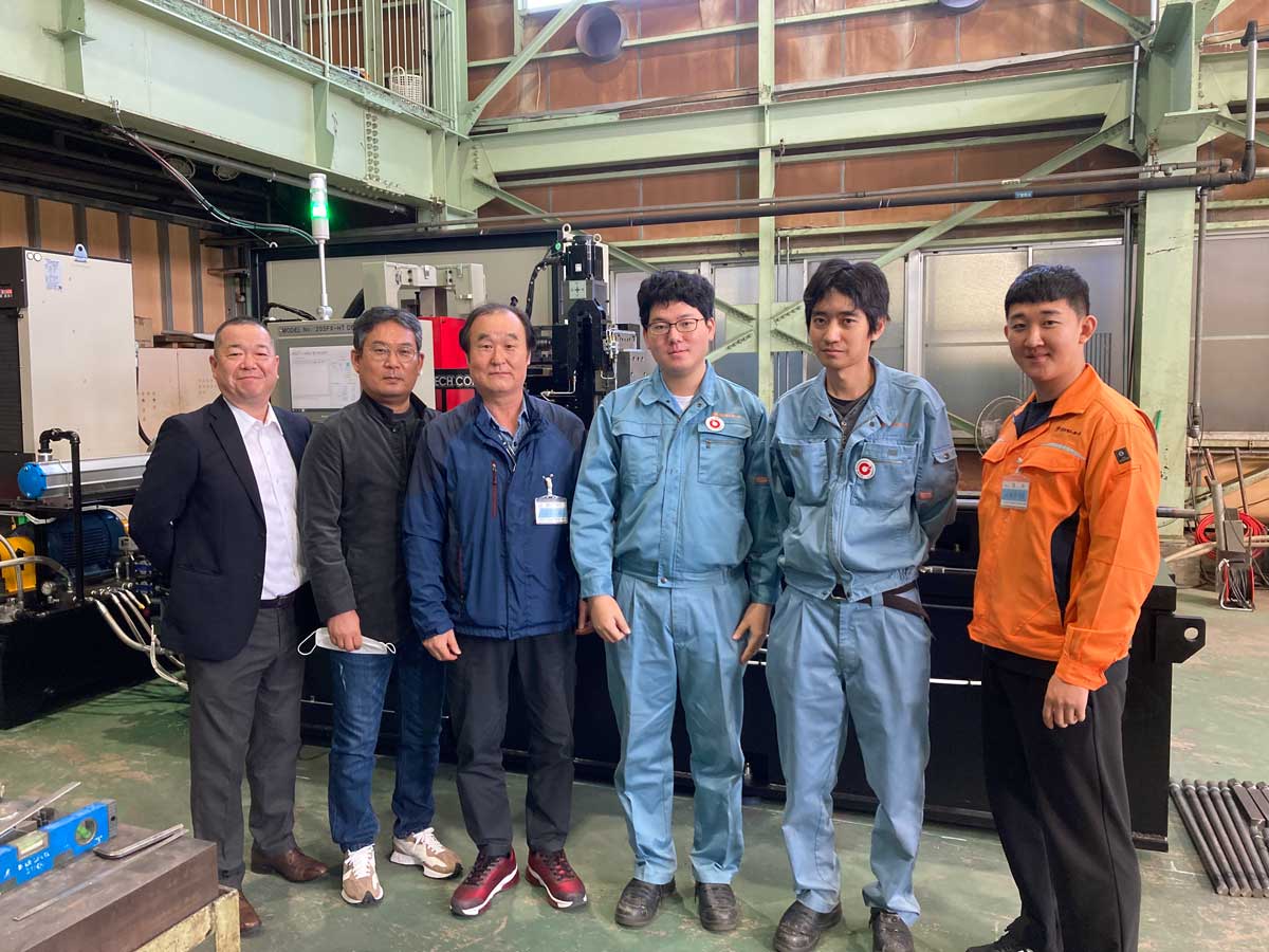 A group photo with the newly delivered friction welding machine